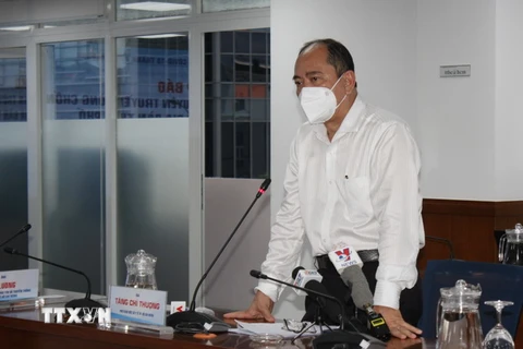 Ông Tăng Chí Thượng, Phó Giám đốc Sở Y tế Thành phố Hồ Chí Minh thông tin về công tác phòng chống dịch. (Ảnh: Xuân Anh/TTXVN)