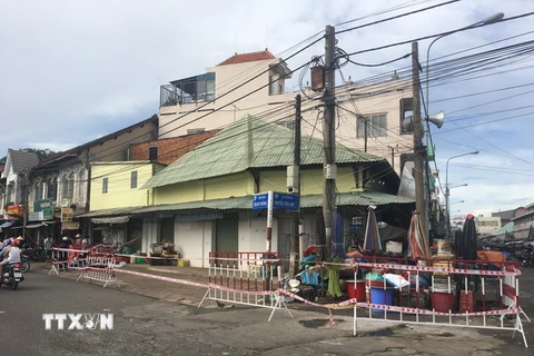 Khu vực Chợ Thủ đoạn phường Phú Cường, thành phố Thủ Dầu Một, tỉnh Bình Dương bị phong tỏa. (Ảnh: Văn Hướng/TTXVN)