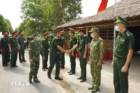 Thiếu tướng Nguyễn Trường Thắng kiểm tra công tác phòng, chống COVID-19. (Ảnh: Thanh Bình/TTXVN)