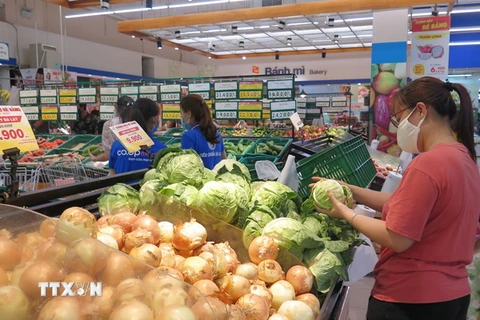 Người dân mua sắm tại siêu thị. (Ảnh: Phan Sáu/TTXVN)