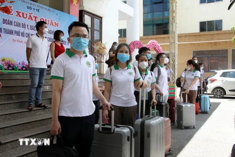 60 cán bộ,y bác sỹ được cử đi Thành phố Hồ Chí Minh lần này đều được lựa chọn kỹ càng, có trình độ chuyên môn, kinh nghiệm thực tế trong điều trị, lấy mẫu, chống dịch… (Ảnh: Văn Tý/TTXVN)