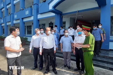 Phó Thủ tướng Trương Hòa Bình kiểm tra bệnh viện dã chiến điều trị COVID-19 số 3 của tỉnh Đồng Nai. (Ảnh: Công Phong/TTXVN)