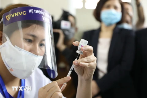 Triển khai tiêm vaccine phòng COVID-19 tại Bệnh viện Thanh Nhàn của Sở Y tế Hà Nội. (Ảnh: Minh Quyết/TTXVN)