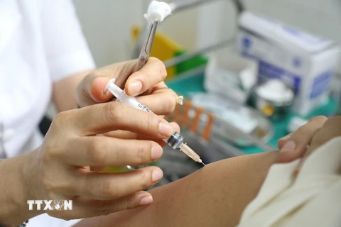 Nhân viên y tế tiêm vaccine phòng COVID-19. (Ảnh: Minh Quyết/TTXVN)