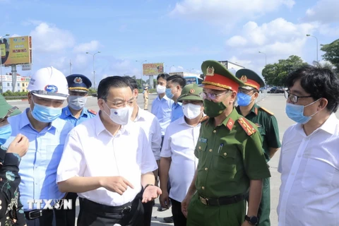 Chủ tịch thành phố Hà Nội Chu Ngọc Anh kiểm tra các chốt kiểm dịch