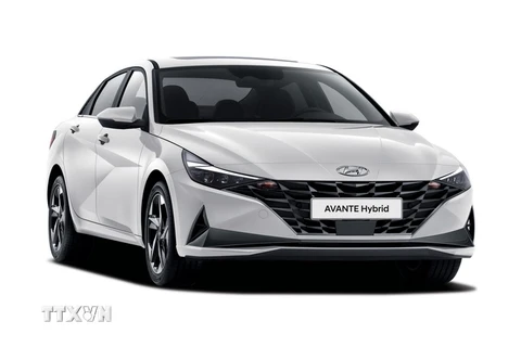 Hãng Hyundai giới mẫu xe mới Avante Hybrid. (Ảnh: Yonhap/TTXVN)
