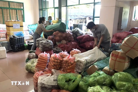 Nhiều hàng hóa nông sản, thực phẩm của nông dân Bình Định gửi tặng nhân dân Thành phố Hồ Chí Minh. (Ảnh: Nguyên Linh/TTXVN)