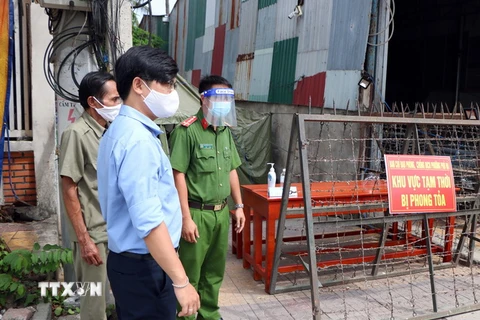 Lực lượng chức năng phường Phủ Hà, thành phố Phan Rang-Tháp Chàm, tỉnh Ninh Thuận, tăng cường kiểm tra khu vực bị phong tỏa. (Ảnh: Công Thử/TTXVN)