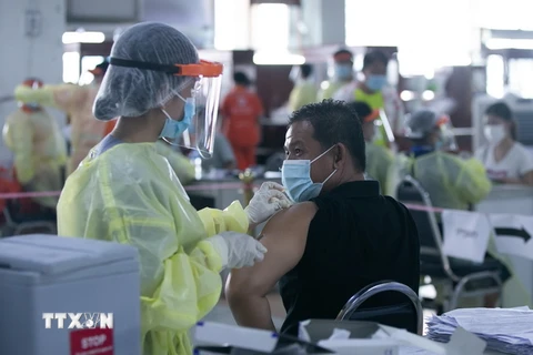 Nhân viên y tế tiêm vaccine phòng COVID-19 cho người dân tại thủ đô Vientiane của Lào ngày 17/6 vừa qua. (Ảnh: THX/TTXVN)