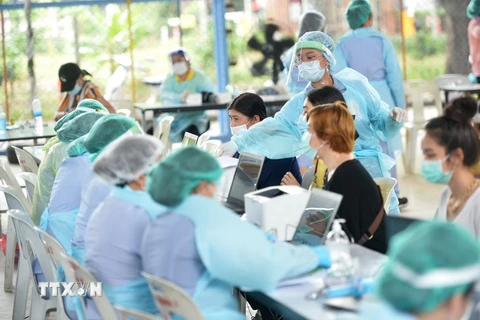 Nhân viên y tế làm việc tại một điểm tiêm vaccine phòng COVID-19 ở Bangkok, Thái Lan. (Ảnh: THX/TTXVN)
