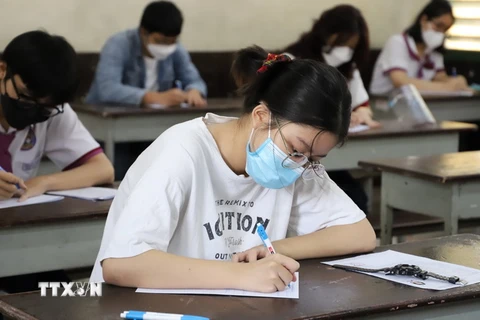 Các thí sinh làm bài thi môn Ngữ văn tại điểm thi trường Trung học phổ thông Trưng Vương, quận 1, Thành phố Hồ Chí Minh. (Ảnh: Hồng Giang/TTXVN)