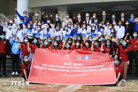Gần 60 sinh viên trường tình nguyện lên đường hỗ trợ tỉnh Bình Dương phòng chống dịch COVID-19. (Ảnh: Đặng Tuấn/TTXVN)