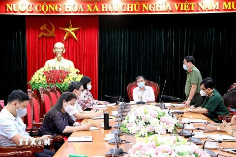Chủ tịch UBND tỉnh, Trưởng Ban chỉ đạo phòng chống dịch COVID-19 tỉnh Hòa Bình Bùi Văn Khánh chủ trì cuộc họp. (Ảnh: Thanh Hải/TTXVN)