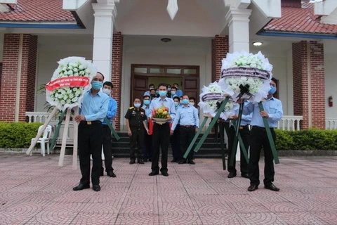 Chuẩn bị đưa hài cốt các liệt sỹ hy sinh khi làm nhiệm vụ quốc tế trên nước bạn Lào trở về quê hương. (Ảnh: TTXVN phát)