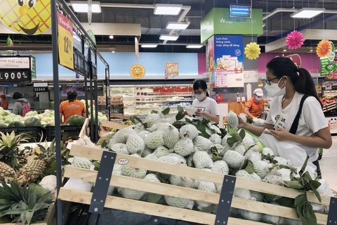 Khách hàng mua sắm tại siêu thị Thành phố Hồ Chí Minh. (Ảnh: Mỹ Phương/TTXVN)