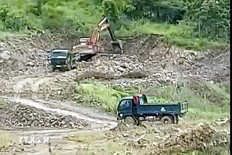 Hình ảnh khai thác, vận chuyển khoáng sản tại khu vực trong thao trường huấn luyện quân sự ở ngọn đồi tại thị trấn Thuận Nam, huyện Hàm Thuận Nam, tỉnh Bình Thuận. (Ảnh cắt từ clip/TTXVN phát)