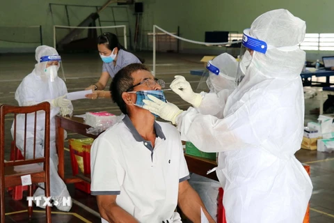 Các cơ sở y tế ở Ninh Thuận xét nghiệm SARS-CoV-2 bằng kỹ thuật test nhanh kháng nguyên. (Ảnh: Công Thử/TTXVN)