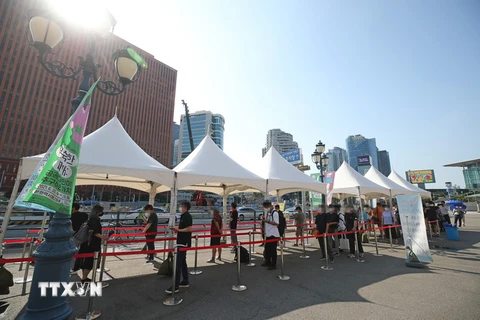 Người dân xếp hàng chờ xét nghiệm COVID-19 tại Seoul, Hàn Quốc, ngày 27/7 vừa qua. (Ảnh: Yonhap/TTXVN)