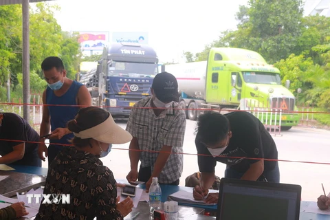 Người ra vào địa bàn tỉnh Quảng Ninh phải khai báo y tế tại các chốt kiểm soát và phải có giấy xét nghiệm bằng phương pháp realtime RT-PCR hiệu lực trong 72 giờ kể từ thời điểm lấy mẫu. (Ảnh: Thanh Vân/TTXVN)