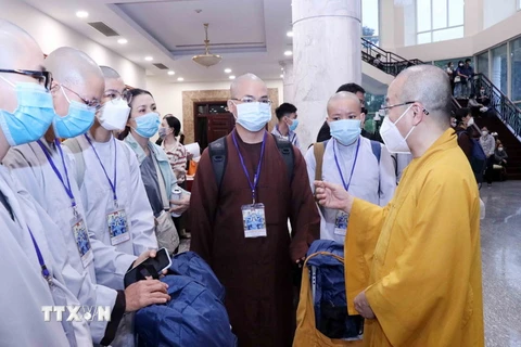 Thượng tọa Thích Nhật Từ, Phó Viện trưởng Thường trực Học viện Phật học Việt Nam tại TP.HCM dặn dò các tình nguyện viên Phật giáo trước lúc lên đường tham gia hỗ trợ tại 3 bệnh viện dã chiến, bệnh viện hồi sức COVID-19 tại thành phố Thủ Đức. (Ảnh: Xuân Kh