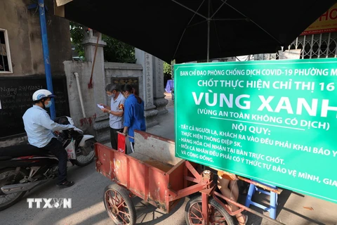 Kiểm soát chặt người ra, vào tại khu dân cư số 9-10, tổ 13, phường Mai Động, quận Hoàng Mai. (Ảnh: Thanh Tùng/TTXVN)