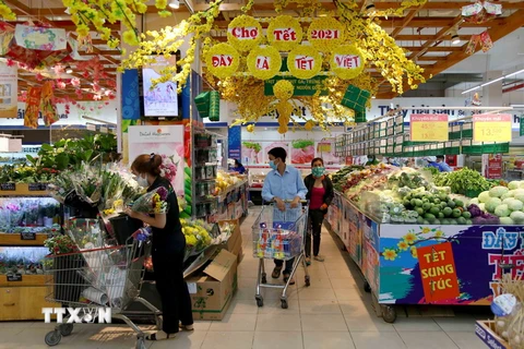 Người dân mua sắm tại siêu thị Co.opMart Cà Mau. (Ảnh: Kim Há/TTXVN)