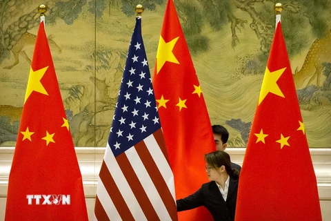 Quốc kỳ Trung Quốc và quốc kỳ Mỹ trước một phiên thảo luận về thỏa thuận thương mại Mỹ-Trung. (Ảnh: AFP/TTXVN)