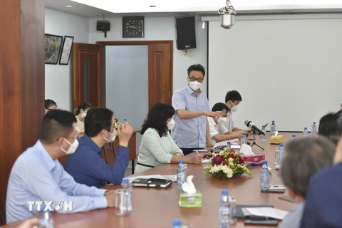 Phó Thủ tướng Vũ Đức Đam phát biểu tại buổi kiểm tra công tác phòng, chống dịch tại Công ty Cổ phần Việt Nam Kỹ nghệ Súc sản Vissan, phường 13, quận Bình Thạnh, Thành phố Hồ Chí Minh. (Ảnh: Diệp Trương/TTXVN)