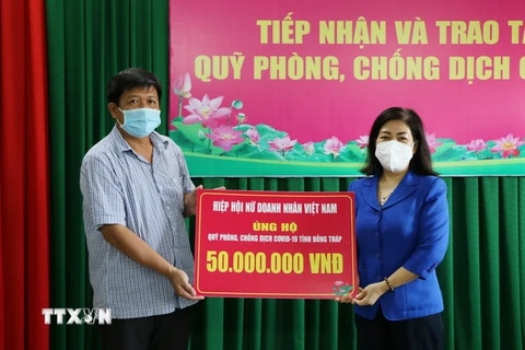 Ủy ban Mặt trận Tổ quốc Việt Nam tỉnh Đồng Tháp tiếp nhận ủng hộ từ các tổ chức, đơn vị với tổng số tiền gần 200 triệu đồng trong chiều 9/8. (Ảnh: Chương Đài/TTXVN)