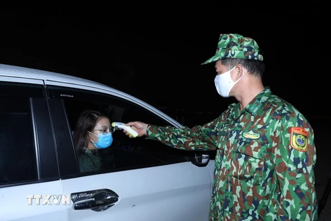 Cán bộ Đồn Biên phòng Na Hình làm nhiệm vụ trong đêm ngăn chặn xuất nhập cảnh trái phép và phòng, chống dịch COVID-19 tại chốt Nà Cà, huyện Văn Lãng. (Ảnh: Anh Tuấn/TTXVN)