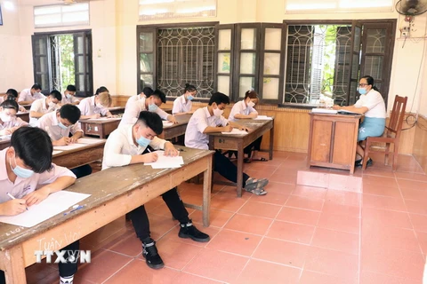 Các thi sinh tham dự kỳ thi tốt nghiệp trung học phổ thông đợt 2. (Ảnh: Hoàng Ngọc/TXVN)