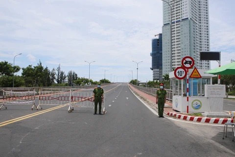 Lực lượng chức năng túc trực tại đầu cầu Thuận Phước (Đà Nẵng) để đảm bảo các phương tiện không được phép lưu thông qua cầu. (Ảnh: Trần Lê Lâm/TTXVN)