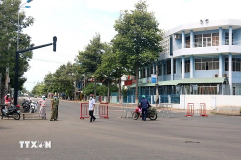 Chốt kiểm soát tại trục đường Tôn Đức Thắng và Nguyễn Tất Thành thuộc phường Hưng Long, thành phố Phan Thiết, tỉnh Bình Thuận. (Ảnh: Nguyễn Thanh/TTXVN)