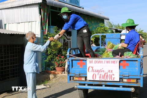 "Chuyến xe 0 đồng" của Đoàn Thanh niên xã Phú Hiệp, huyện Tam Nông, tỉnh Đồng Tháp vận chuyển thực phẩm đi từng ngõ đưa thực phẩm đến tận tay người dân. (Ảnh: Chương Đài/TTXVN)