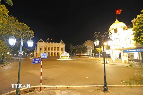 Khu vực quảng trường Cách mạng Tháng 8, Hà Nội, lúc chiều tối không một bóng người. (Ảnh: Trần Việt/TTXVN)