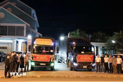 Những chuyến xe chạy xuyên đêm từ tỉnh Kon Tum mang cá, gạo hỗ trợ cho người dân tại tâm dịch Thành phố Hồ Chí Minh. (Ảnh: TTXVN phát)