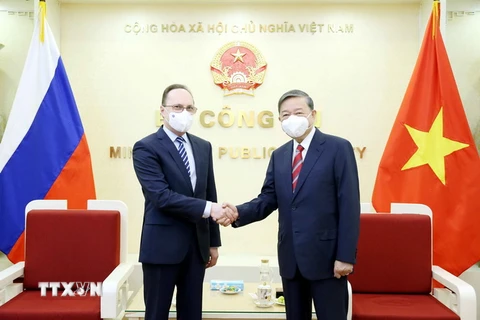 Đại tướng Tô Lâm, Bộ trưởng Bộ Công an và ngài Bezdetko Gennady Stepanovich, Đại sứ đặc mệnh toàn quyền Liên bang Nga tại Việt Nam. (Ảnh: Phạm Kiên/TTXVN)