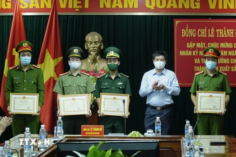 Chủ tịch UBND tỉnh Điện Biên Lê Thành Đô tặng Bằng khen cho các tập thể, cá nhân xuất sắc trong đấu tranh chuyên án 121V. (Ảnh: Xuân Tư/TTXVN)