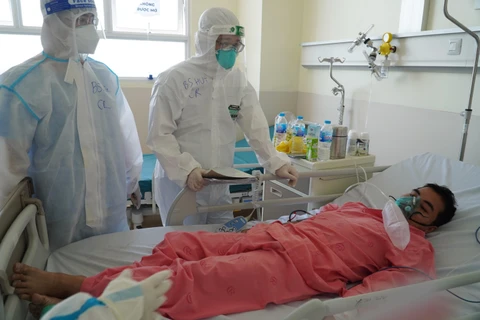 Một bệnh nhân được cứu chữa tại bệnh viện Hồi sức cấp cứu COVID-19 (Nguôn: TTXVN)