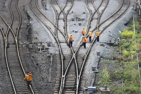 Công nhân kiểm tra đường ray của tuyến đường sắt nối Trùng Khánh của Trung Quốc với Duisburg của Đức trong khuôn khổ Sáng kiến Vành đai và Con đường. (Nguồn: Reuters)