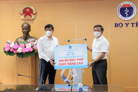 Bộ trưởng Bộ Y tế Nguyễn Thanh Long tiếp nhận trang thiết bị điều trị bệnh nhân COVID-19 nặng từ ông Hoàng Quốc Vượng, Chủ tịch HĐTV Tập đoàn Dầu khí Việt Nam. (Nguồn: moh.gov.vn)