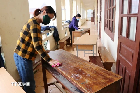 Thầy cô giáo trường Phổ thông Dân tộc bán trú THCS Dào San, huyện Phong Thổ, tỉnh Lai Châu, lau dọn bàn ghế chuẩn bị đón học sinh tựu trường. (Ảnh: Nguyễn Oanh/TTXVN)