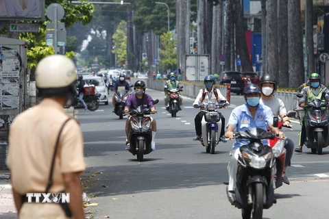 Các lực lượng chức năng kiểm tra đột xuất các phương tiện tham gia giao thông trên đường Nguyễn Thị Minh Khai, quận 1. (Ảnh: Thanh Vũ/TTXVN)