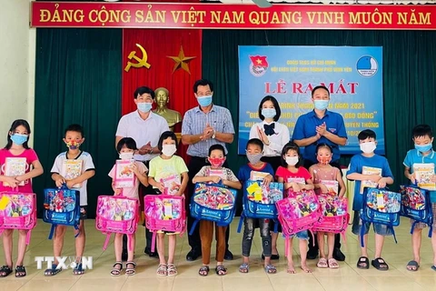 Thành đoàn thành phố Vĩnh Yên trao tặng quà cho các em học sinh có hoàn cảnh khó khăn. (Ảnh: TTXVN phát)