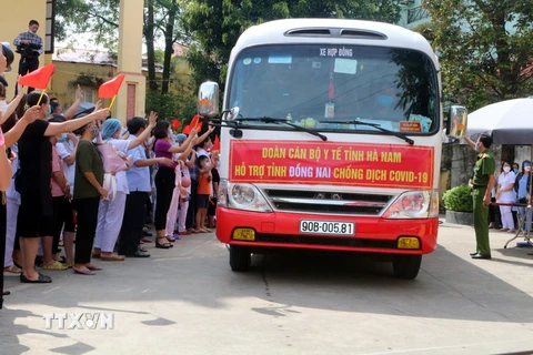 Đoàn cán bộ, nhân viên y tế Hà Nam lên đường hỗ trợ tỉnh Đồng Nai dập dịch COVID-19. (Ảnh: Nguyễn Chinh/TTXVN)