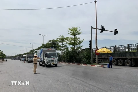 Xe "luồng xanh" chở hàng hóa thiết yếu được tạo điều kiện thuận lợi trên Quốc lộ 5 đoạn giáp ranh Hà Nội-Hưng Yên. (Ảnh: Nguyễn Văn Cảnh/TTXVN)