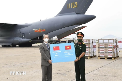 Thượng tướng Hoàng Xuân Chiến, Thứ trưởng Bộ Quốc phòng tiếp nhận 200.000 liều vaccine do Bộ Quốc phòng Trung Quốc trao tặng. (Ảnh: TTXVN phát)
