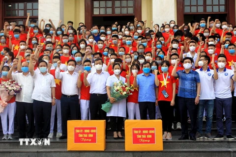 Lãnh đạo tỉnh Thái Bình tiễn đoàn công tác hỗ trợ Thành phố Hồ Chí Minh và Bình Dương chống dịch. (Ảnh: Thế Duyệt/TTXVN)