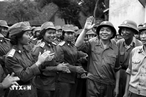 Ngày 5/5/1973, Đại tướng Võ Nguyên Giáp thăm các đơn vị thông tin và quân y tham gia duyệt binh ngày 1/5/1973. (Ảnh: Vũ Tạo/TTXVN)