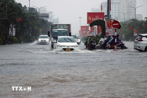 Ngập úng xảy ra tại nhiều tuyến đường của thành phố Hải Phòng. (Ảnh: Hoàng Ngọc/TTXVN)